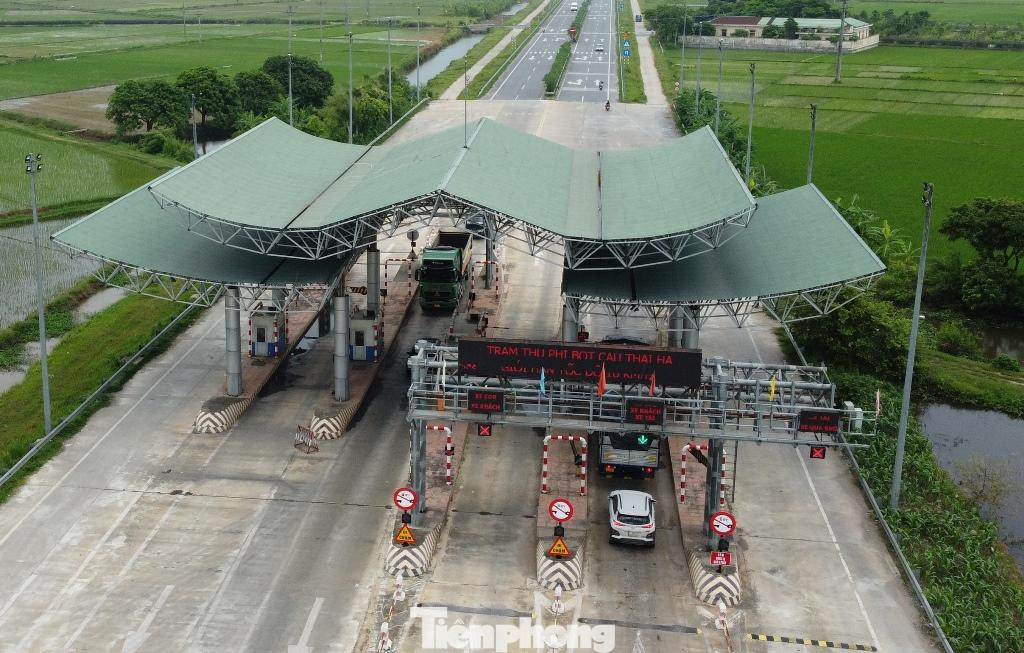 Trạm thu phí cầu Thái Hà, một trong 8 dự dự án BOT được Bộ GTVT đề xuất mua lại bằng tiền ngân sách (Ảnh: Anh Trọng).