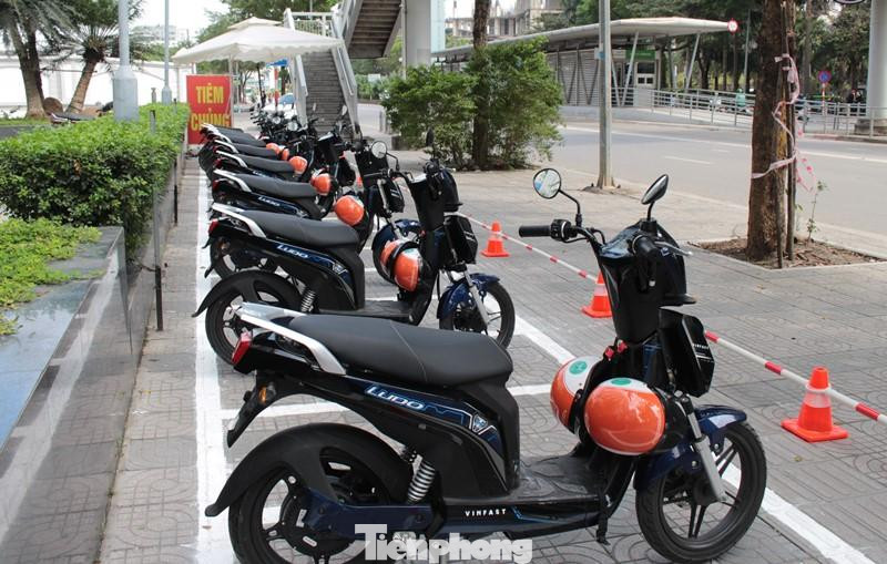 Sau khai trương tuyến sáng 28/11, hành khách đi xe buýt từ Trung tâm thương mại Aeon mall Hà Đông đến nhà chờ tuyến buýt nhanh BRT Văn Khê và ngược lại sẽ được sử dụng xe điện 2 bánh miễn phí trong thời gian 6 tháng (từ 28/11/2022 - 28/5/2023).