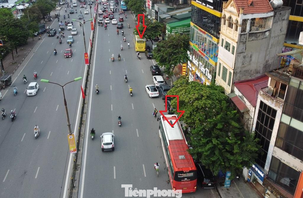 Sau nhiều ngày khảo sát, PV Tiền Phong chứng kiến, hiện đoạn từ số 677 đường Giải Phóng đến số 791 đường Giải Phóng đang có 4 bến xe khách, điểm nhận chở hàng hoạt động trái phép trên đường cả đêm, ngày.
