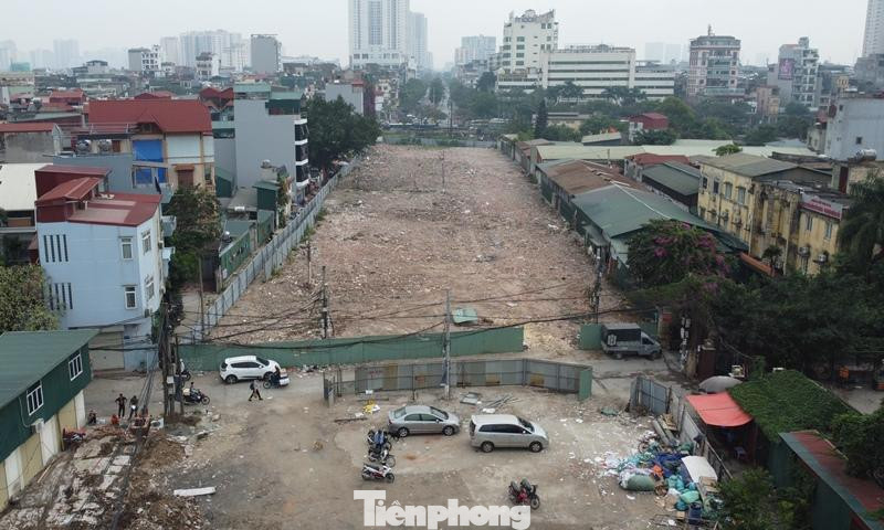 Thậm chí một số đoạn từng là mặt bằng khởi công dự án đang bị một số tổ chức, cá nhân khoanh, rào lại để làm dịch vụ trông giữ xe.