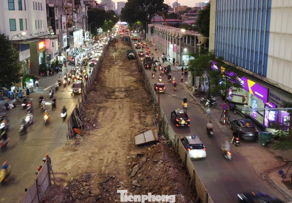 Công trường cầu vượt phía phố Chùa Bộc sau 1 năm quây rào thi công vẫn chưa có trụ cầu nào được đổ.