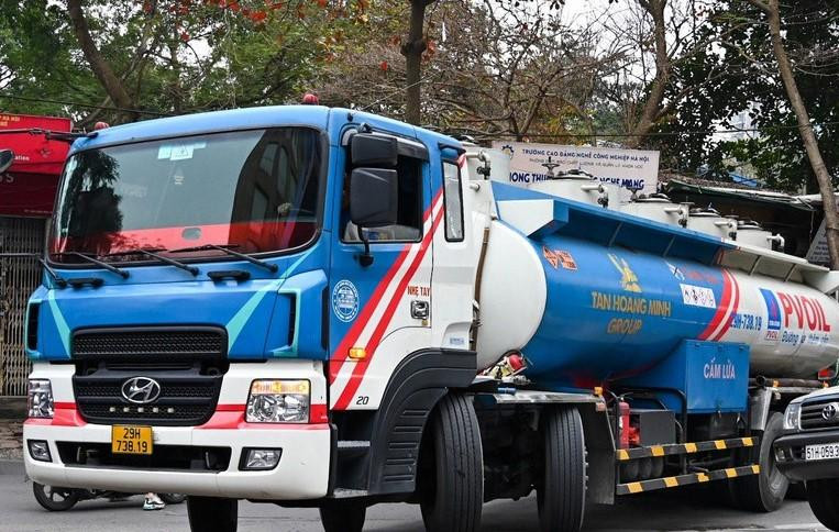 Xe téc chở xăng dầu hoạt động trên địa bàn Hà Nội. Xe téc chở xăng dầu hoạt động trên địa bàn Hà Nội.