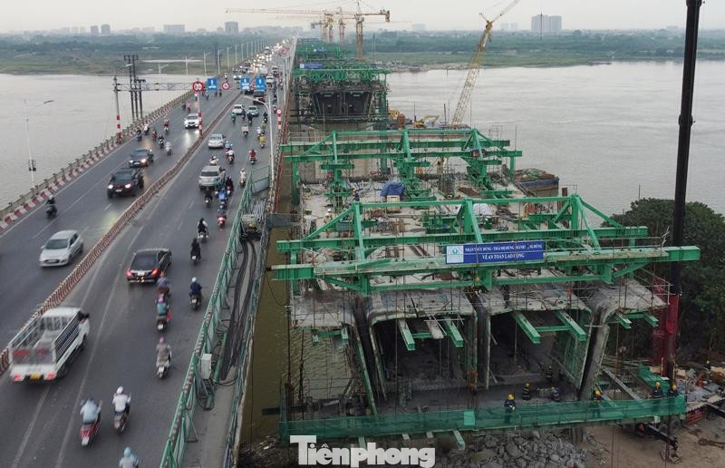 Là 2 hợp phần thi công cuối cùng để hoàn thiện đường Vành đai 2 giảm ùn tắc giao thông Hà Nội, tuy nhiên do đang có tiến độ hoàn thành khác nhau nên dư luận lo ngại khi đường Vành đai 2 trên cao (ảnh trên) thông xe nhưng cầu Vĩnh Tuy giai đoạn 2 (ảnh dưới) chưa hoàn thành sẽ tạo nên nút thắt cổ chai ùn tắc khổng lồ tại Hà Nội. Là 2 hợp phần thi công cuối cùng để hoàn thiện đường Vành đai 2 giảm ùn tắc giao thông Hà Nội, tuy nhiên do đang có tiến độ hoàn thành khác nhau nên dư luận lo ngại khi đường Vành đai 2 trên cao (ảnh trên) thông xe nhưng cầu Vĩnh Tuy giai đoạn 2 (ảnh dưới) chưa hoàn thành sẽ tạo nên nút thắt cổ chai ùn tắc khổng lồ tại Hà Nội.