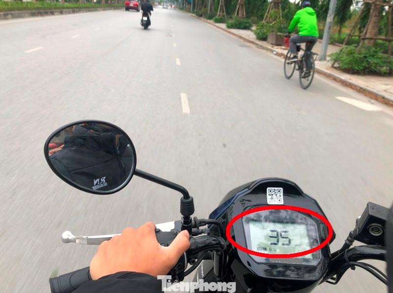 Xe chạy với vận tốc lớn, nhưng trong chương trình thí điểm, xe được phép chạy tối đa 35km/h. Trong 2 ngày vận hành đầu tiên, ông Bùi Đức Hưng cho biết, đã có hàng chục lượt hành khách đăng ký và sử dụng xe để trải nghiệm.