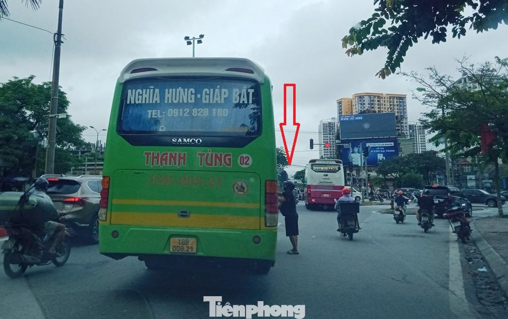 Trong sáng 2/10 (chủ nhật) tại ngã ba Giải Phóng - Kim Đồng có tổ CSGT của Đội CSGT số 14 đang làm nhiệm vụ nhưng xe khách vẫn "hồn nhiên" dừng xe đón trả khách, nhận hàng...