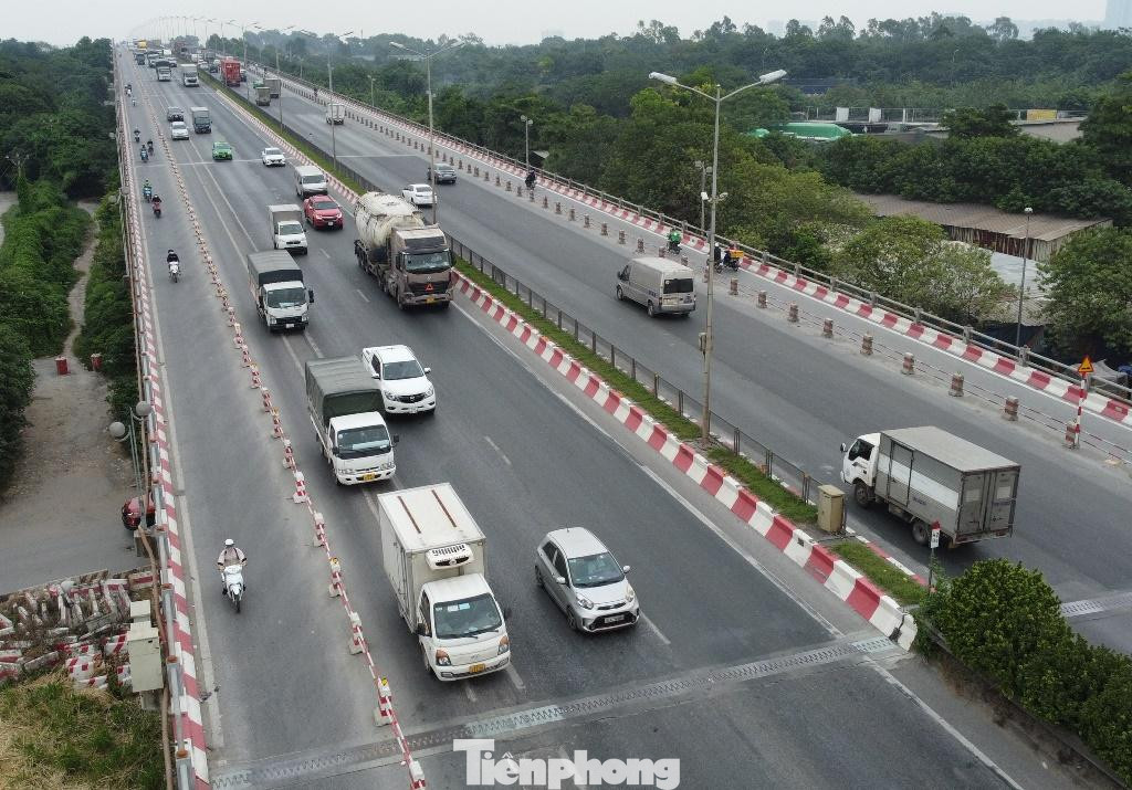 Sau gần 1 tháng triển khai, đến nay, việc điều chỉnh dải phân cách các làn xe trên cầu Thanh Trì đã cơ bản xong. Ô tô hiện đã có 3 làn mỗi chiều, làn hỗn hợp còn 1 làn.