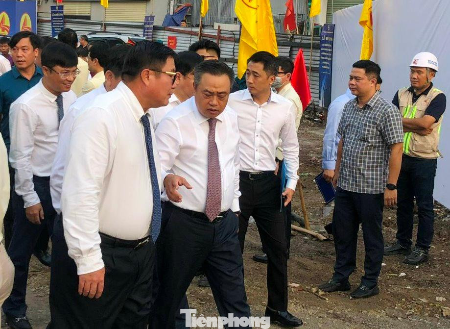 Chủ tịch TP Hà Nội thực tế hiện trường dự án cùng các đơn vị có liên quan. Ảnh: T.Đảng Chủ tịch TP Hà Nội thực tế hiện trường dự án cùng các đơn vị có liên quan. Ảnh: T.Đảng