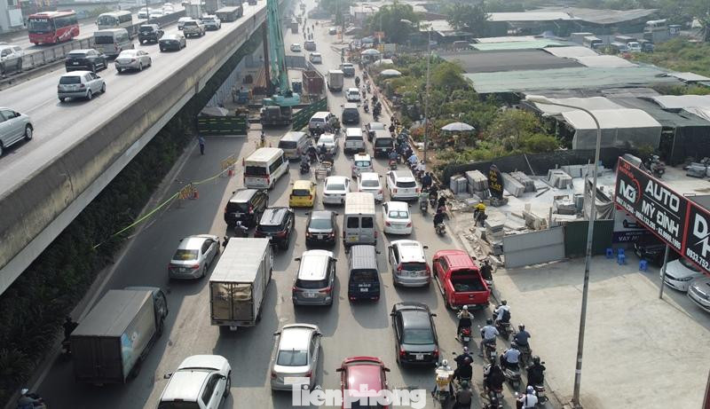 Nguyên nhân ùn tắc được xác định, do lòng đường Nguyễn Xiển đang có 4 làn xe nhưng đoạn qua công trường dự án đã bị hàng rào thu hẹp chỉ còn 1 làn, tạo nút thắt cổ chai. Nguyên nhân ùn tắc được xác định, do lòng đường Nguyễn Xiển đang có 4 làn xe nhưng đoạn qua công trường dự án đã bị hàng rào thu hẹp chỉ còn 1 làn, tạo nút thắt cổ chai.