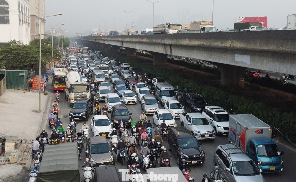 Lòng đường bị thu hẹp đến 2/3 nhưng không hề thấy thông báo phương án phân luồng giao thông. Hai đầu nút giao vào tuyến đường Nguyễn Xiển xe tải, xe khách, xe hợp đồng vẫn đi vào bình thường. Sáng 7/11, giao thông ùn tắc đến tận nút giao Thanh Xuân và kéo theo nhiều nút giao khác.