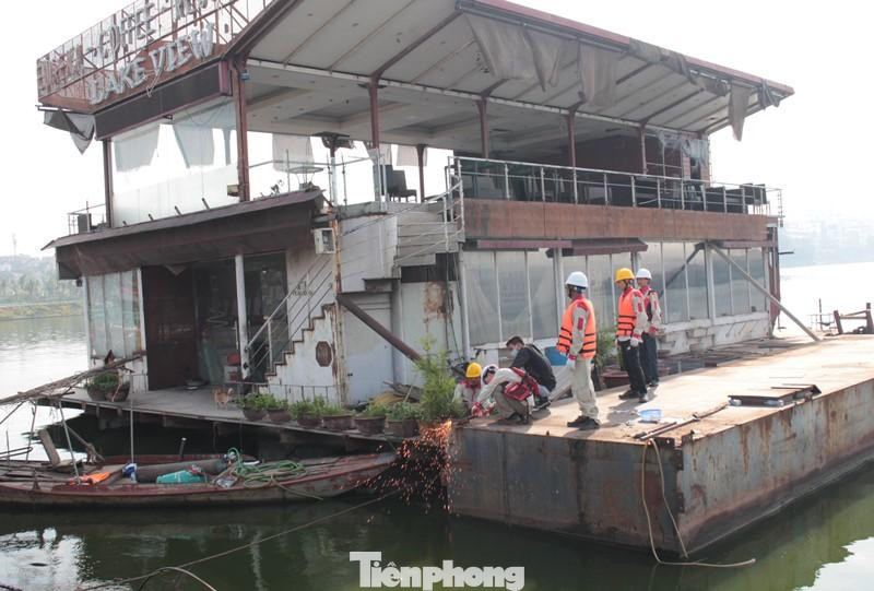 Để các nhà nổi, ụ nổi lớn có thể cẩu được lên bờ, đơn vị cẩu kéo phải tiến hành cắt dời từng mảnh, từng khoang.