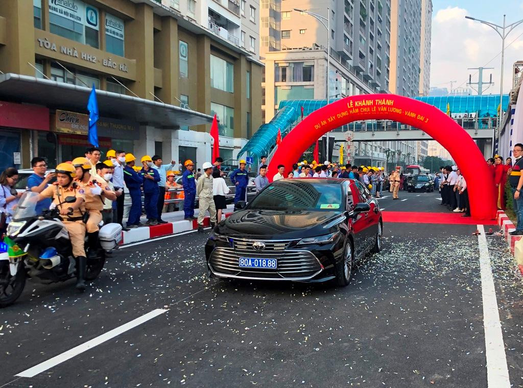 Xe lãnh đạo thành phố Hà Nội và đại biểu thông xe qua hầm. Xe lãnh đạo thành phố Hà Nội và đại biểu thông xe qua hầm.