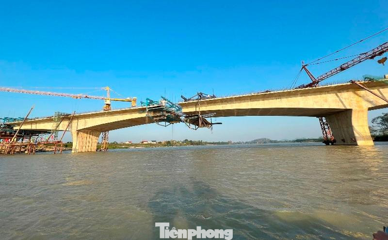 Hợp long cầu Đọ vượt sông Chu trên cao tốc Bắc - Nam đoạn qua Thanh Hóa. Ảnh: T.Đảng