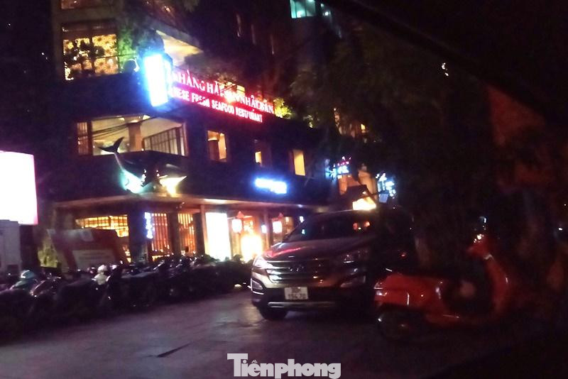 Xe máy, ô tô để thành nhiều hàng trên phố Vạn Phúc (quận Ba Đình) đoạn qua một nhà hàng Nhật Bản.