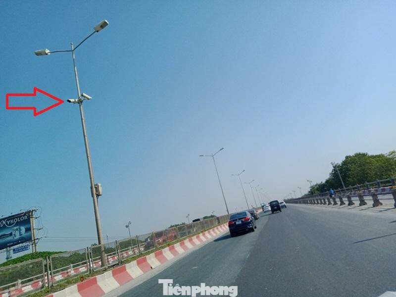 Cùng với điều tiết, lực lượng chức năng cũng hướng dẫn phương tiện đi lại ở 2 đầu cầu trong những ngày đầu tiên thực hiện phương án tổ chức giao thông mới.