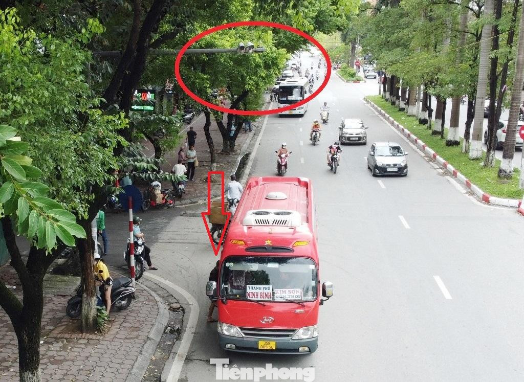 Ngoài lực lượng tuần tra, kiểm soát như: CSGT, Thanh tra giao thông, Cảnh sát trật tự, Công an phường sở tại..., trên đường Giải Phóng, Kim Đồng còn có hệ thống camera giám sát, xử phạt phương tiện vi phạm, tuy nhiên các xe khách vẫn "hồn nhiên vi phạm".