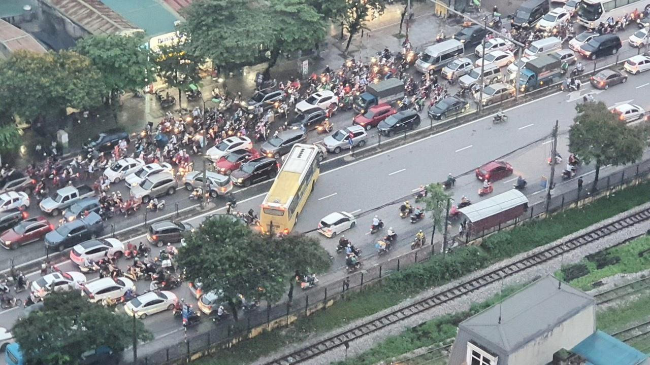 Tình trạng xe khách hoạt động trên đường và quay đầu vào bất kỳ thời gian nào đã gây ùn tắc, rối loạn giao thông trên đường Giải Phóng, gây bức xúc cho người dân. (Ảnh người dân cung cấp).