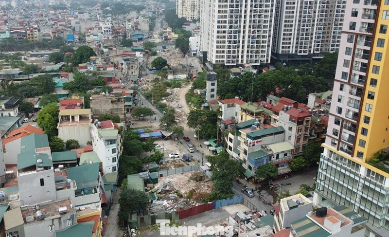 Thậm chí, nút giao Vành đai 2,5 với phố Định Công vẫn còn nhiều công trình, nhà cửa nằm trong phạm vi dự án vẫn chưa giải phóng xong.