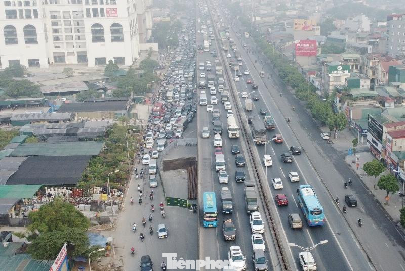 Xung quanh đoạn được rào thi công không có biển thông tin, thông báo.