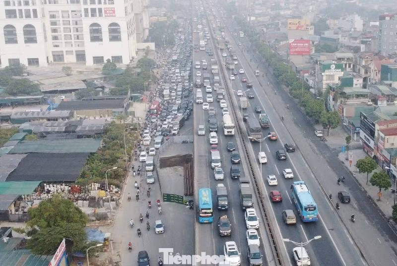 Xung quanh đoạn được rào thi công không có biển thông tin, thông báo.