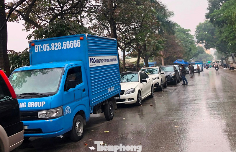 Tại Trung tâm Đăng kiểm Đền Lừ có ký hiệu số 2910D, từ 8h sáng 28/12, dòng xe chờ được đăng kiểm đã xếp hàng khoảng nửa cây số từ cổng trung tâm đến cầu Đền Lừ. Tại Trung tâm Đăng kiểm Đền Lừ có ký hiệu số 2910D, từ 8h sáng 28/12, dòng xe chờ được đăng kiểm đã xếp hàng khoảng nửa cây số từ cổng trung tâm đến cầu Đền Lừ.