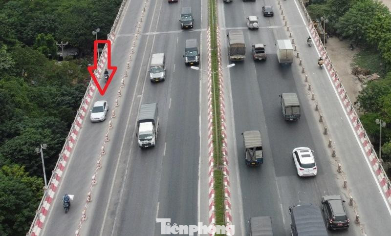 Mặc dù đã thu hẹp làn xe hỗn hợp để mở rộng làn ô tô, làn xe hỗn hợp này chỉ dành cho xe máy nhưng một số ô tô vẫn vi phạm biển báo, phương án tổ chức giao thông mới. Nhiều xe vi phạm vẫn chưa được cơ quan chức năng kiểm tra, xử lý thường xuyên.