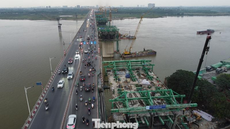 Tuy nhiên phần thi công trụ và dầm cầu vượt dòng sông chủ (sông Hồng) mới đạt khoảng 30%. Tuy nhiên phần thi công trụ và dầm cầu vượt dòng sông chủ (sông Hồng) mới đạt khoảng 30%.
