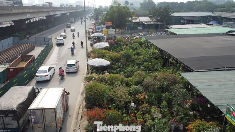 Cùng với đó, thực hiện xén vỉa hè đang có chiều rộng từ 4 đến 5 mét để mở rộng lòng đường... Cùng với đó, thực hiện xén vỉa hè đang có chiều rộng từ 4 đến 5 mét để mở rộng lòng đường...