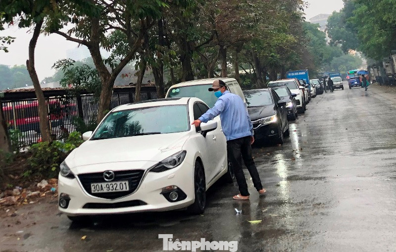 Để tránh ùn tắc, ảnh hưởng đến giao thông, nhân viên các trung tâm đăng kiểm phải tới từng xe, đề nghị các tài xế đỗ gọn ô tô lại. Để tránh ùn tắc, ảnh hưởng đến giao thông, nhân viên các trung tâm đăng kiểm phải tới từng xe, đề nghị các tài xế đỗ gọn ô tô lại.