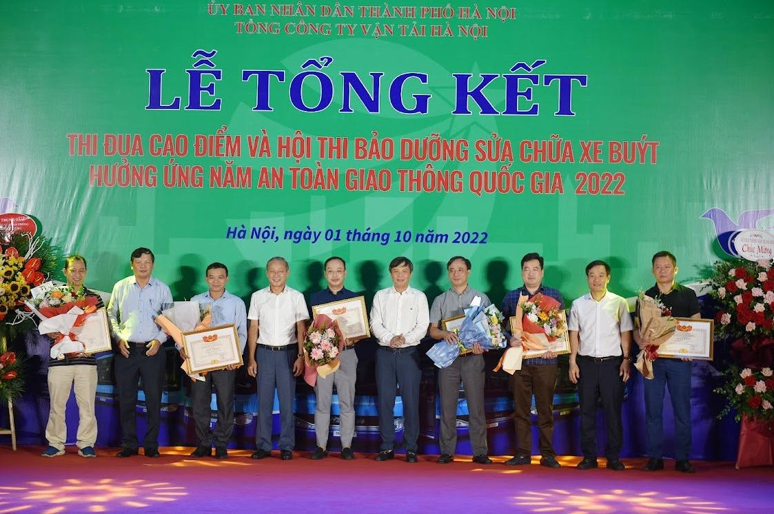 Đại diện Liên đoàn Lao động Hà Nội và lãnh đạo Transerco trao giải thưởng, giấy khen cho các đơn vị xe buýt đoạt giải. Đại diện Liên đoàn Lao động Hà Nội và lãnh đạo Transerco trao giải thưởng, giấy khen cho các đơn vị xe buýt đoạt giải.