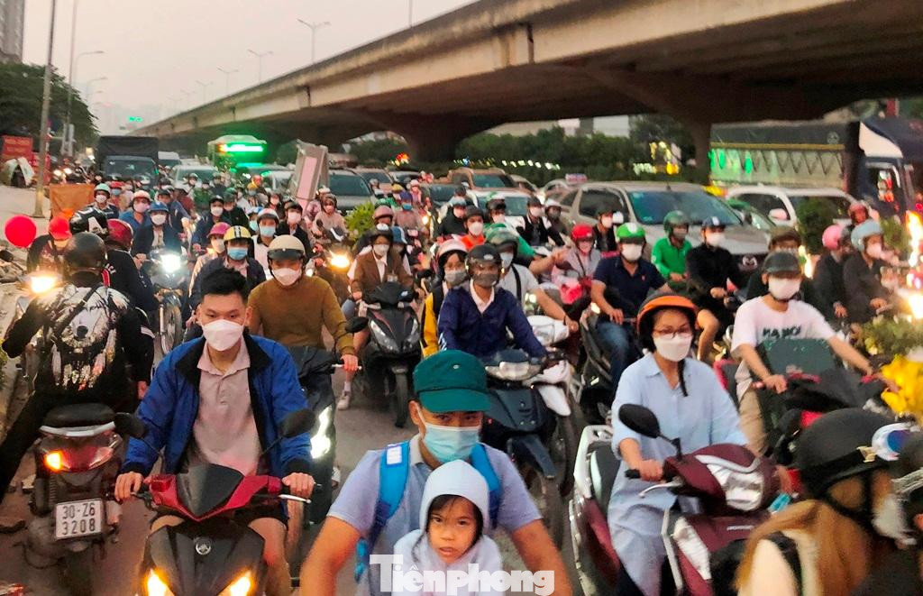 Ùn tắc trên đường Nguyễn Xiển vào chiều 6/11