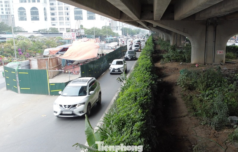Việc đoạn qua công trường thi công có thêm làn xe khiến ô tô lưu thông nhanh hơn, giảm xếp hàng chờ kéo dài.