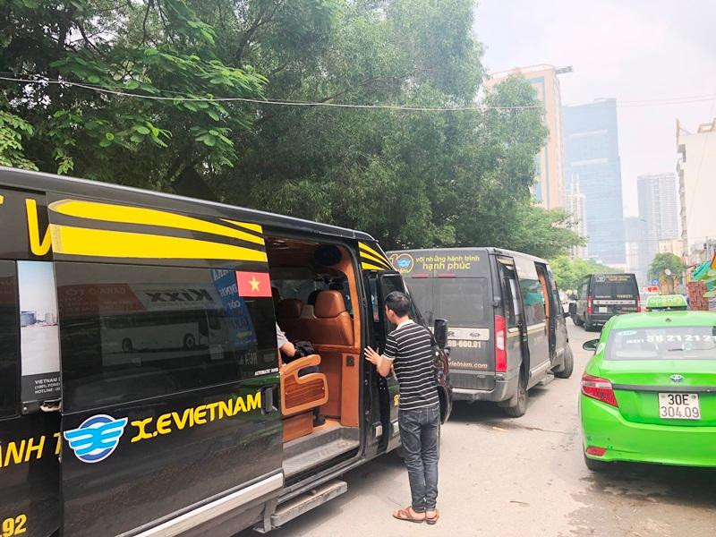 Xe khách hoạt động dưới danh nghĩa xe hợp đồng tại Hà Nội (Ảnh: Anh Trọng).