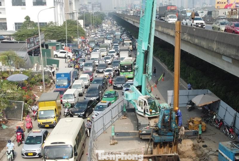 Công trường dự án thi công nhà máy xử lý nước thải Yên Xá thành điểm đen ùn tắc giao thông mới trên đường phố Hà Nội.