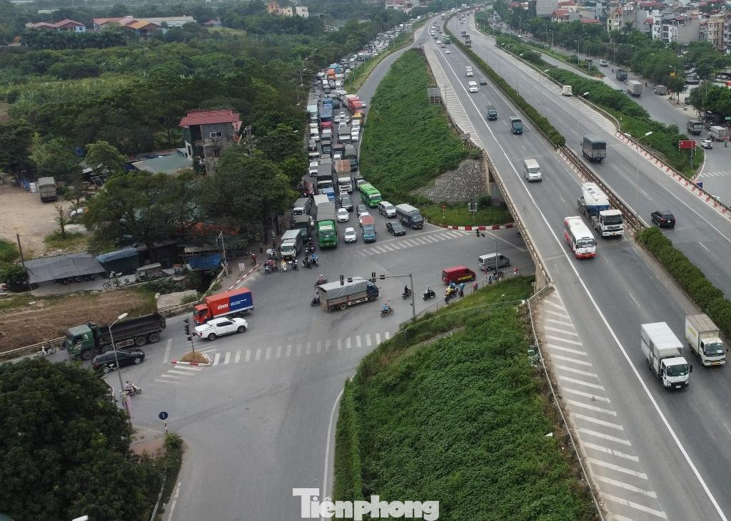 Nguyên nhân ùn tắc tại nút giao Lĩnh Nam được xác định: Lưu lượng từ cầu Thanh Trì xuống và từ đường gom bên dưới từ Pháp Vân lên cầu đông trong khi đó thời gian chờ đèn đỏ ở đây là 90 giây (1,5 phút), các hướng khác ít xe hơn nhưng chỉ chờ từ 20 đến 50 giây.
