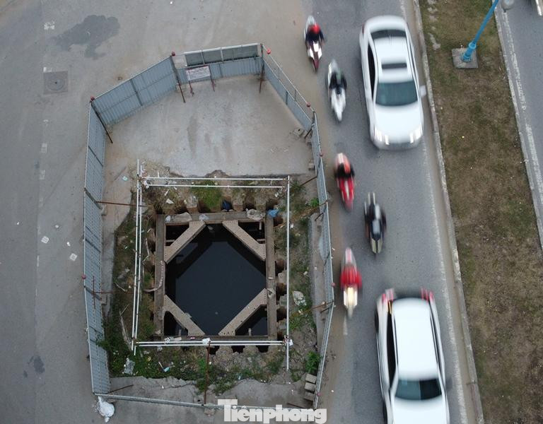 Phạm vi hàng rào thi công giếng thu nước chiếm 2/3 lòng đường Vũ Trọng Khánh.