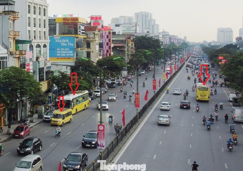 Nhiều thời điểm trong ngày, xe khách của Hà Sơn - Hải Vân còn nhuộm vàng cả đoạn phố Giải Phóng. Tại đây chúng tôi ghi nhận được hình ảnh, nhiều xe hoạt động, đỗ bắt khách trên đường thường xuyên như: 24B-00803, 29B-40521, 24F-00026, 24B-40713, 24F-00008, 29B-40706... Tình trạng này diễn ra sau khi Thanh tra Sở GTVT Hà Nội đã có thanh kiểm tra, xử lý vi phạm tại doanh nghiệp này.