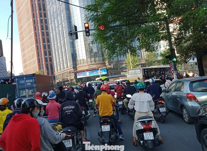 Do ùn tắc diễn ra thường xuyên nên hệ thống biển báo, đèn tín hiệu ở đây đã mất tác dụng, phương tiện đi lại rất rối loạn, nhiều lúc vượt tầm kiểm soát của lực lượng chức năng.