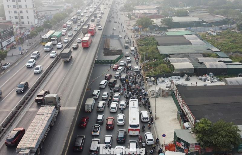 Nguyên nhân ùn tắc được xác định là do hướng từ Thanh Xuân đi Linh Đàm đang có rất nhiều hàng rào thi công.