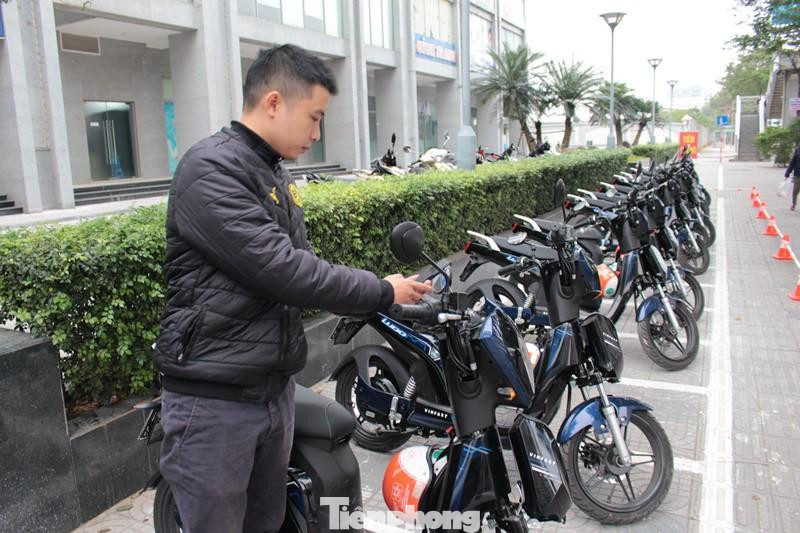 Lý giải vì sao sau khai trương tới gần 1 tuần xe điện 2 bánh mới được đưa ra tuyến để phục vụ hành khách, ông Bùi Đức Hưng (ảnh), đại diện nhóm triển khai chương trình thí điểm của ĐH Công nghệ GTVT có mặt tại điểm nhà chờ xe buýt BRT Văn Khê ngày 6/12 cho biết, do đơn vị tổ chức và nhà cung cấp xe phải làm các thủ tục liên quan đến phương tiện hoạt động trên đường, trong đó có cấp đăng ký biển số nên phải mất vài ngày chuẩn bị.