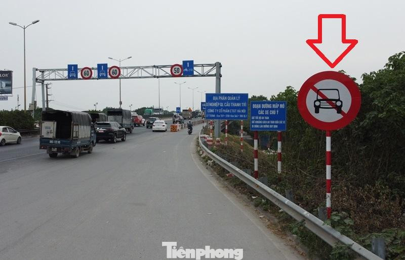 Cùng với đó, biển báo cấm ô tô tại làn xe máy cắm khuất tầm nhìn, xa tầm quan sát của lái xe, nên có biển nhắc lại tại đầu đường phân làn.