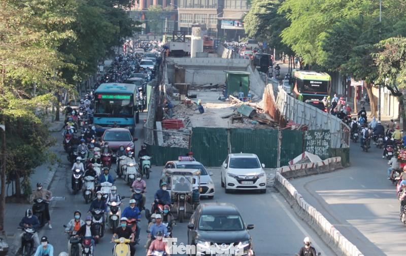 Tuy nhiên, đến nay, đã hơn 1 năm trôi qua, hiện trường cầu vượt Chùa Bộc chỉ là bãi đất trống, vật liệu ngổn ngang được quây rào xung quanh nằm chiếm hơn nửa lòng đường Chùa Bộc - Phạm Ngọc Thạch.