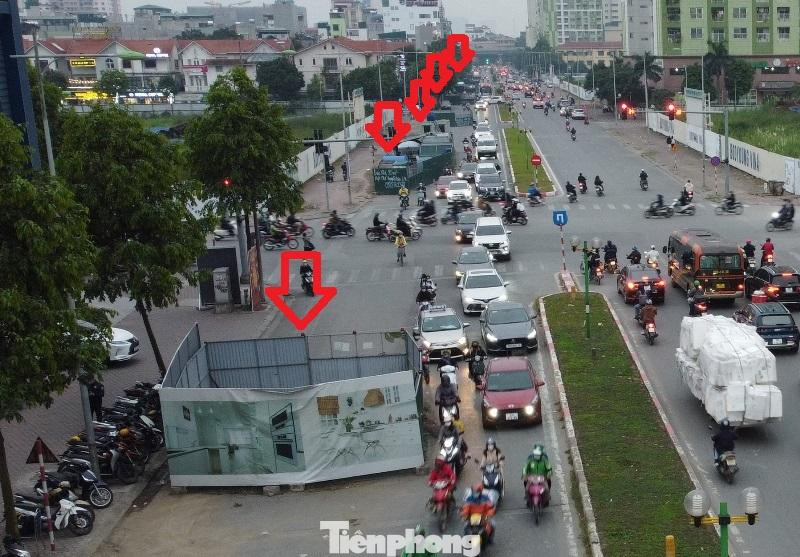 Nguyên nhân chính được xác định, có 9 hàng rào công trường thuộc dự án xử lý nước thải Yên Xá do Ban Quản lý đầu tư xây dựng công trình hạ tầng kỹ thuật và nông nghiệp thành phố Hà Nội làm chủ đầu tư chiếm dụng lòng đường.