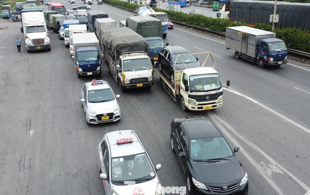 Nhiều lái xe cho rằng, để không bị bất ngờ, xe dồn toa, ùn ứ, cơ quan chức năng nên bố trí biển hạn chế tốc độ từ xa.