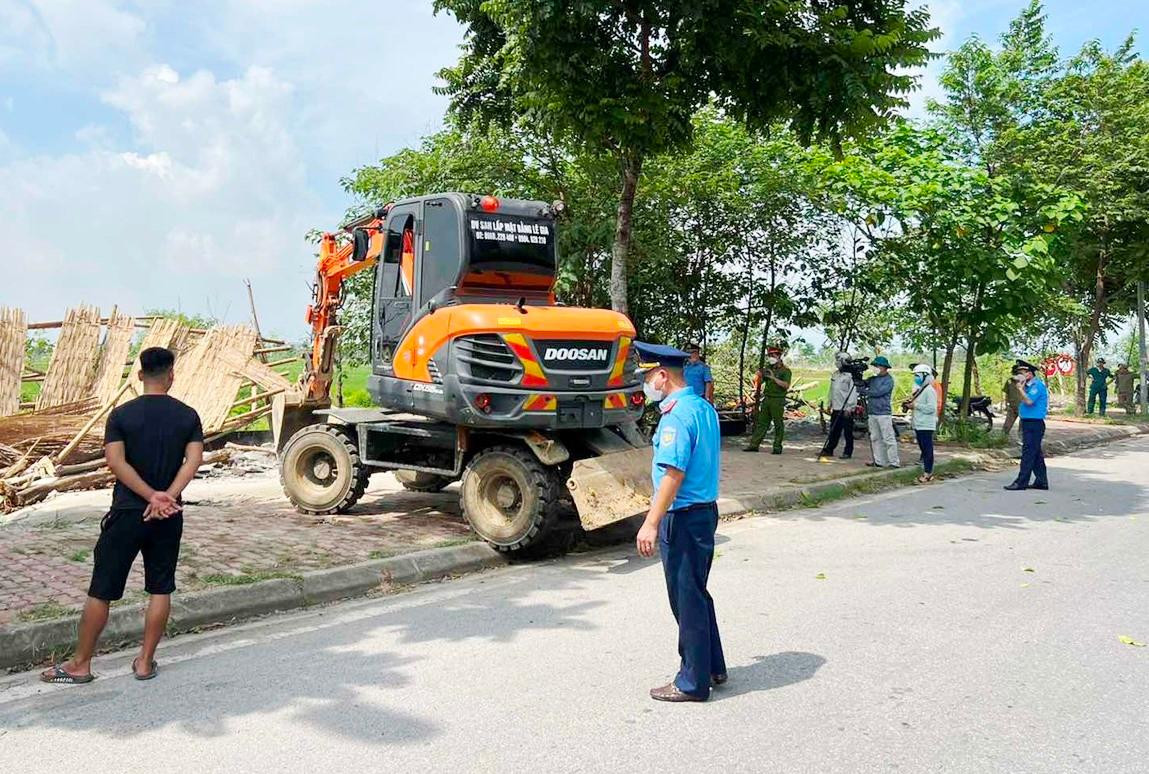 Liên ngành Thanh tra GTVT - Công an tiến hành giải tỏa một nhà lán vi phạm trên QL21A