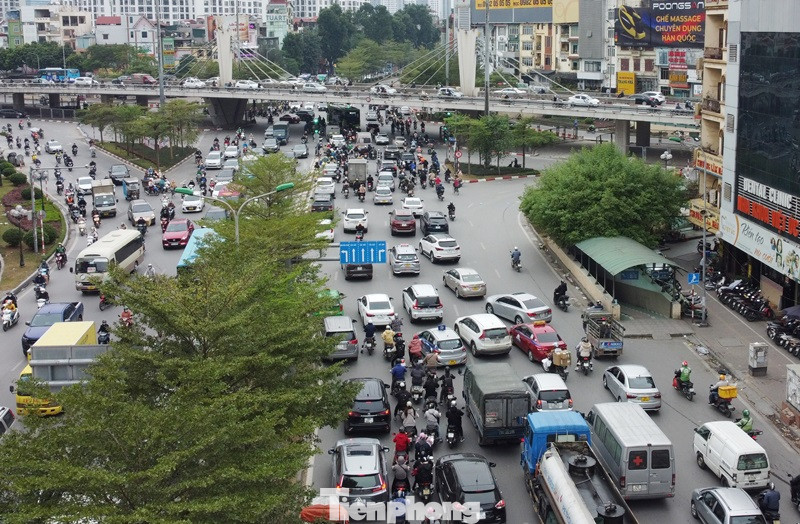 Trong khi chiều đường Vành đai 2 - Trường Chinh - Láng qua nút ùn tắc thì các chiều đường khác đổ về nút như Tây Sơn, Nguyễn Trãi lại khá thông thoáng.
