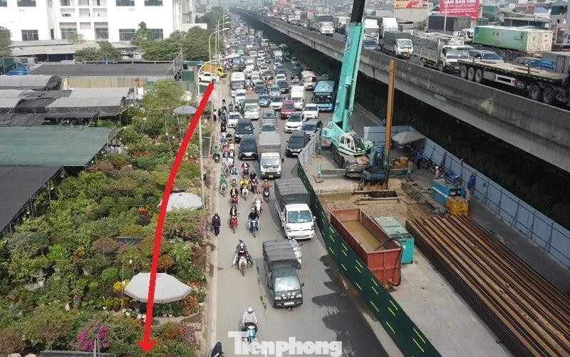 Trước tình trạng ùn tắc kéo dài như nêm trên đường Nguyễn Xiển nhiều ý kiến cho rằng, nếu chủ đầu tư phối hợp với các đơn vị có liên quan tiến hành xén bớt một vài mét vỉa hè theo mũi tên đỏ sẽ mở thêm được một làn xe, giảm bớt ùn tắc. Trước tình trạng ùn tắc kéo dài như nêm trên đường Nguyễn Xiển nhiều ý kiến cho rằng, nếu chủ đầu tư phối hợp với các đơn vị có liên quan tiến hành xén bớt một vài mét vỉa hè theo mũi tên đỏ sẽ mở thêm được một làn xe, giảm bớt ùn tắc.