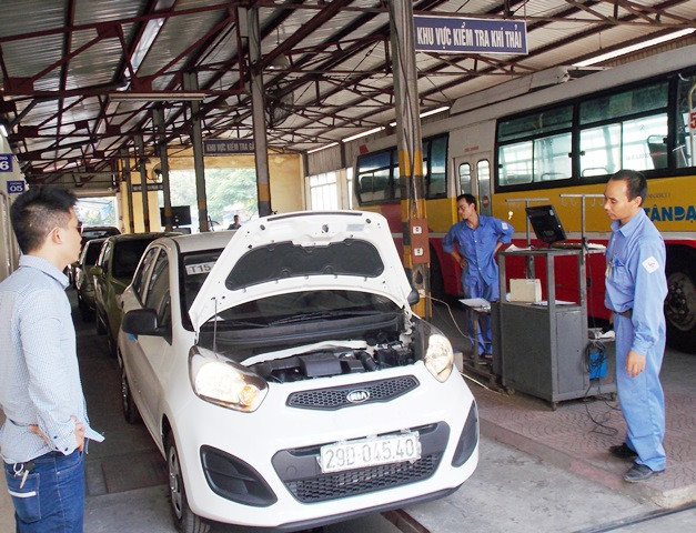 Hoạt động tại một trung tâm đăng kiểm ở Hà Nội. Hoạt động tại một trung tâm đăng kiểm ở Hà Nội.