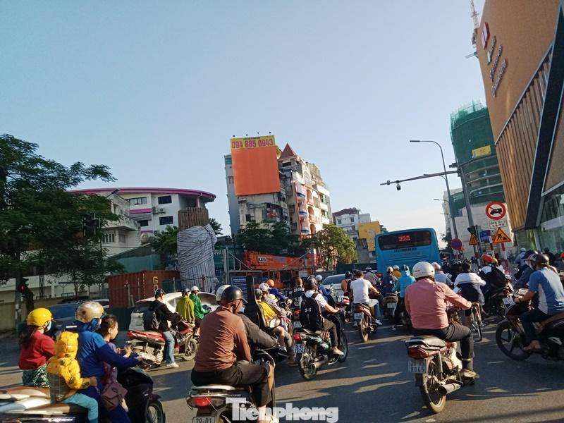 Có mục tiêu chống ùn tắc nhưng dự án cầu vượt lại đang gây tắc kéo dài cho đường Chùa Bộc - Phạm Ngọc Thạch hơn 1 năm nay.