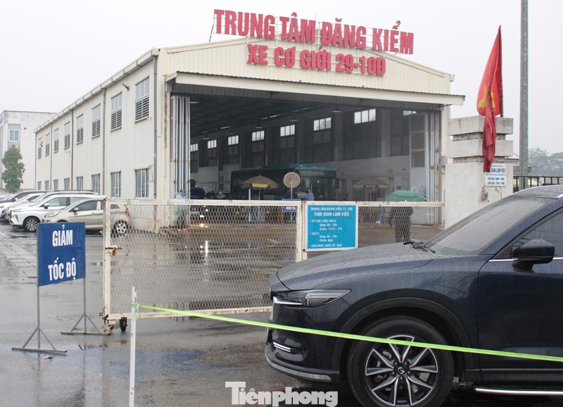 Sáng 28/12, lượng xe đến Trung tâm Đăng kiểm Đền Lừ khoảng vài trăm xe. Tuy nhiên mỗi buổi Trung tâm chỉ có thể tiếp nhận tối đa 70 đến 80 xe nên sau khi phát hết phiếu nhận xe, Trung tâm đã phải đóng cổng, không tiếp nhận thêm. Sáng 28/12, lượng xe đến Trung tâm Đăng kiểm Đền Lừ khoảng vài trăm xe. Tuy nhiên mỗi buổi Trung tâm chỉ có thể tiếp nhận tối đa 70 đến 80 xe nên sau khi phát hết phiếu nhận xe, Trung tâm đã phải đóng cổng, không tiếp nhận thêm.