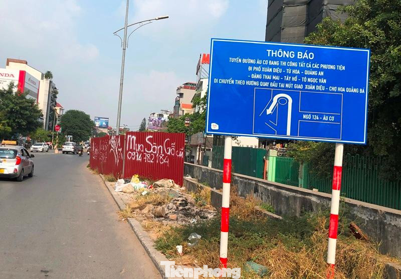 Sau hơn 4 tháng nghỉ thi công để phục vụ đê sông Hồng đoạn qua Nghi Tàm - Âu Cơ phòng chống thiên tai mùa mưa bão, bắt đầu từ 5/11 dự án mở rộng đường Âu Cơ đoạn Nghi Tàm - cầu Nhật Tân đã thi công trở lại.